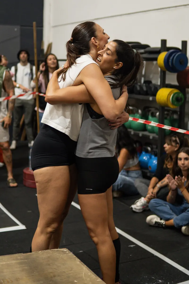 Dos atletas se abrazan al terminar un entrenamiento en el box