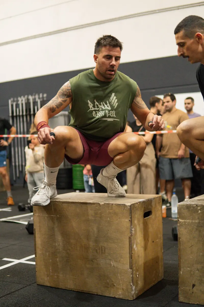Atleta saltando al cajón de madera durante un workout