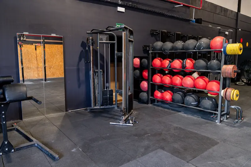 Zona de entreno libre con polea, bancos y balones medicinales