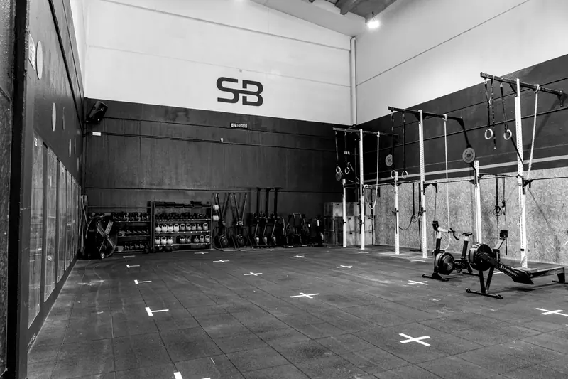 Sala principal del box con el logotipo SB en la pared