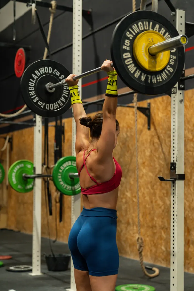 Atleta en el rack con la barra cargada a la altura de los hombros