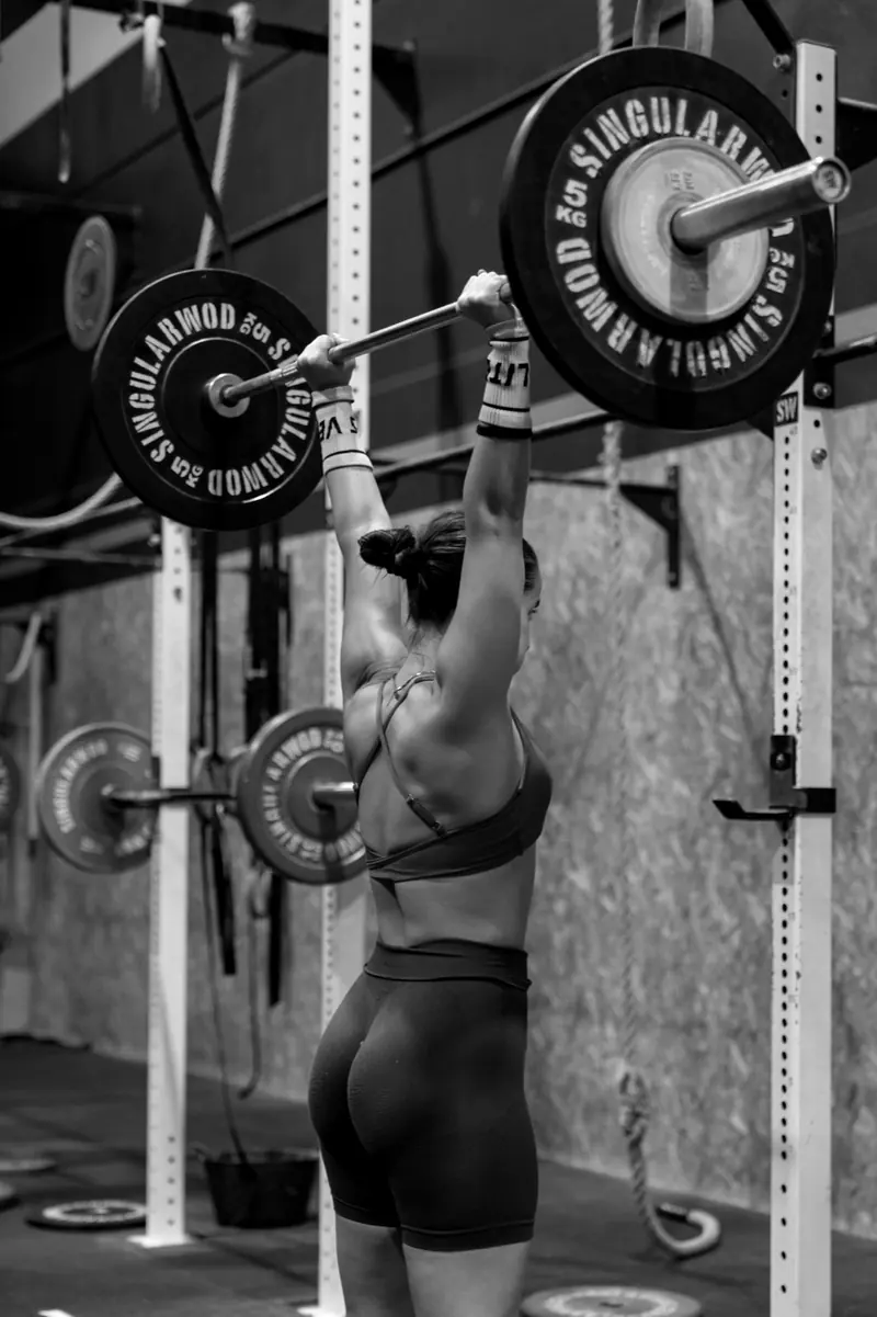 Atleta en el rack con la barra cargada